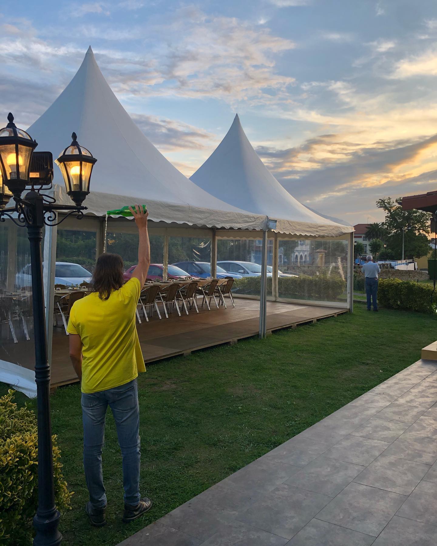 Terraza de El Roblón al atardecer con escanciado de sidra