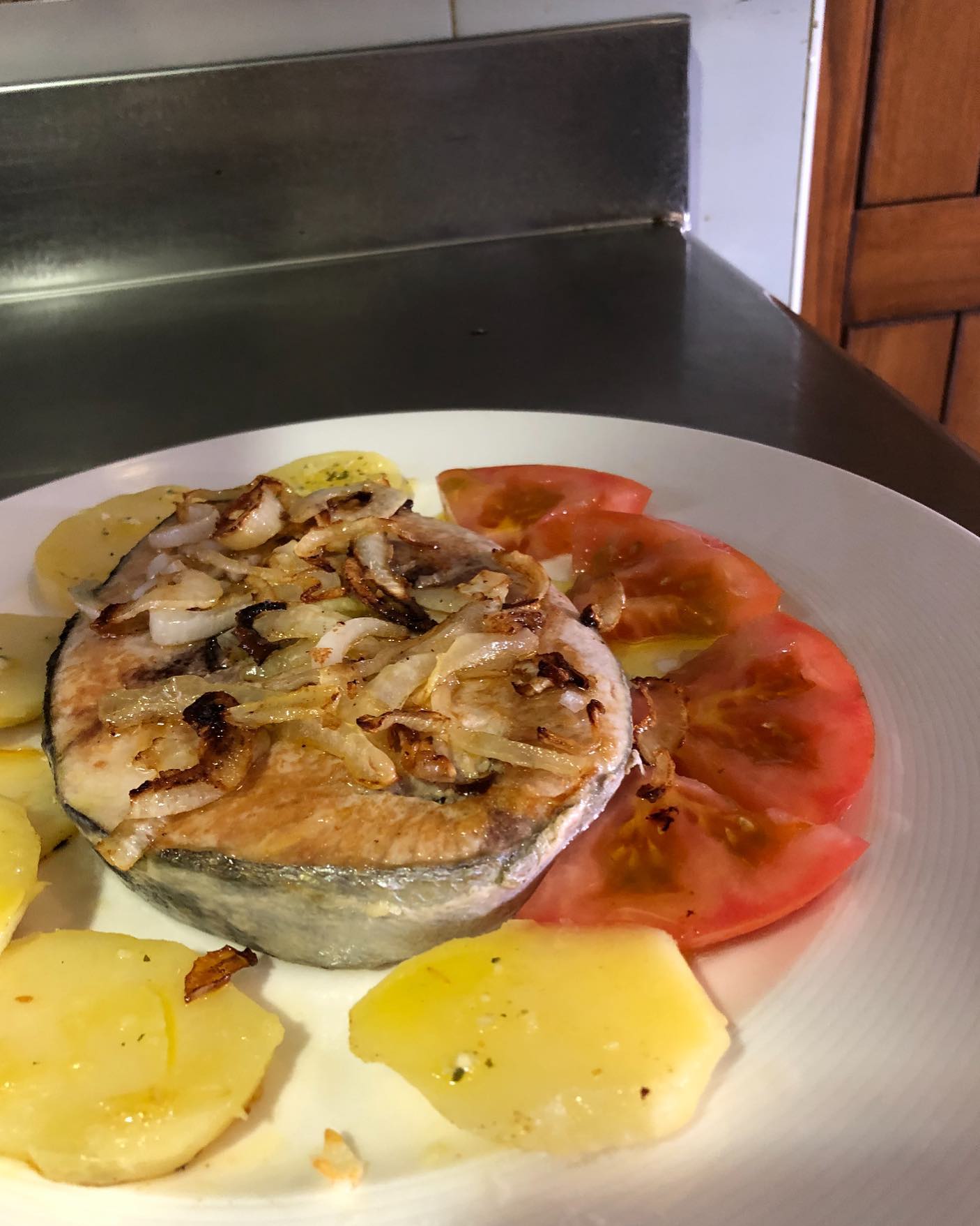 Pescado encebollado