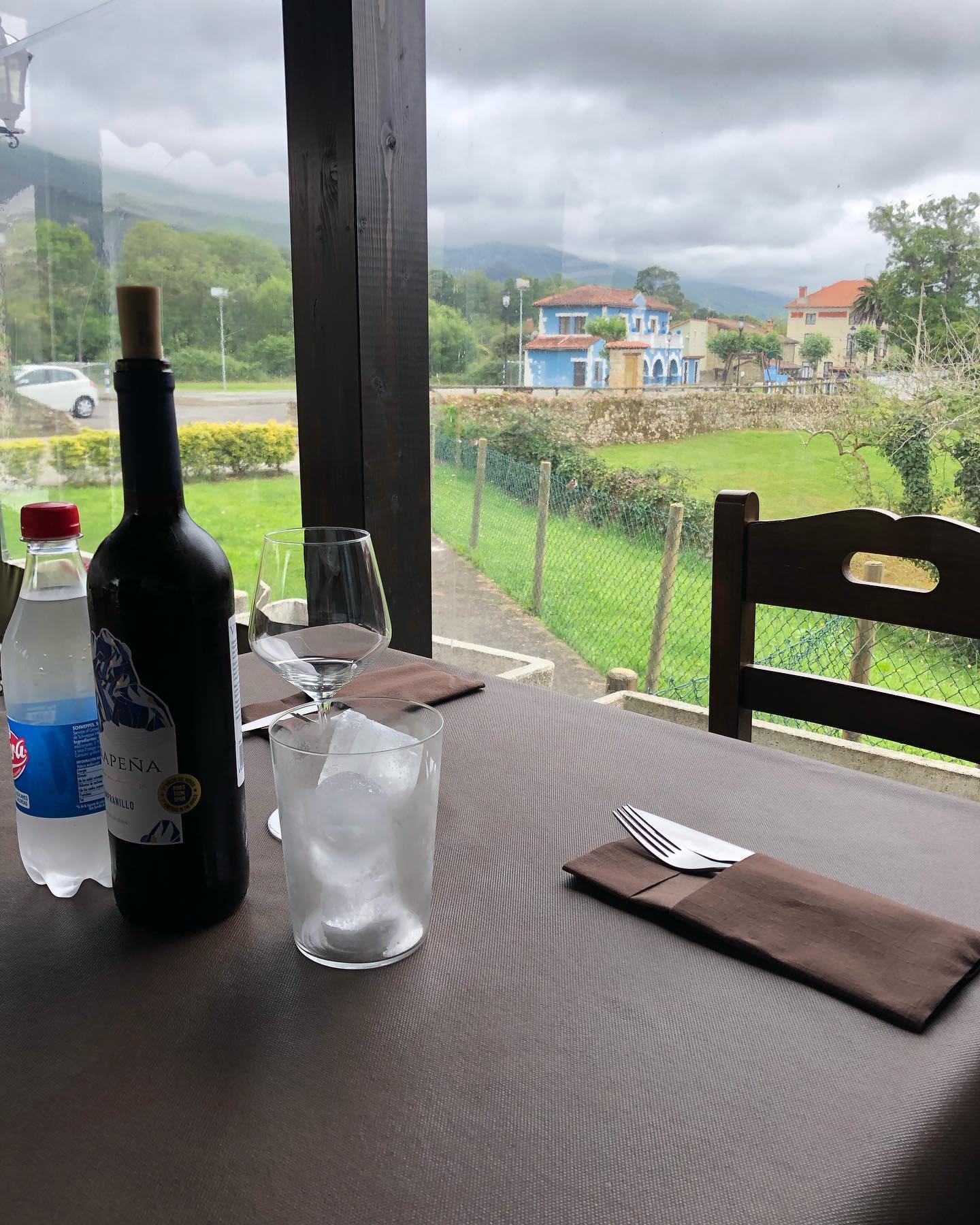 Mesa con vistas al campo asturiano